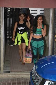 ছবিতে দেখুন- জিম থেকে জুতো হাতে করে বেরোতেই পাপারাৎজির ক্যামেরার সামনে সারা আলি খান