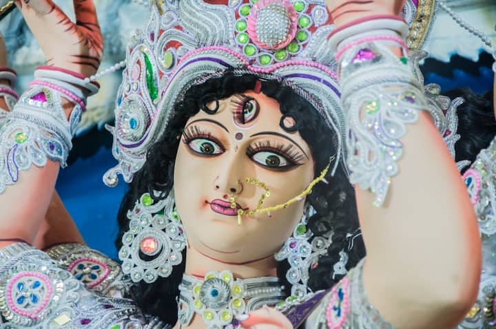প্রতিবছরই সাবেকি ঘরণায় পুজো হয় সোনাগাছিতে। তবে এবার, থিমের ছোঁয়া এখানেও। শিল্পী রতন দলুইয়ের হাতে ধরেই প্রথমবার থিম পেতে চলেছে সোনাগাছির দুর্গা পুজো। 