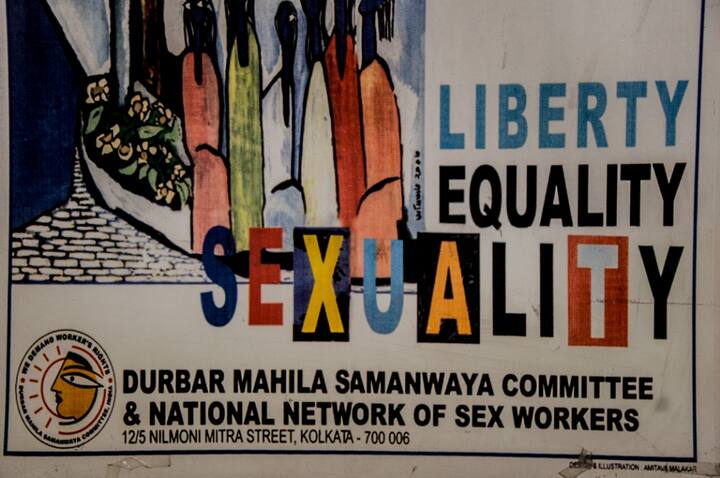 ২০১৩, ২০১৪, ২০১৫, টানা তিন বছর পুজো হয় দুর্বারের ছোট্ট ঘরে। এরপর ২০১৬ সালে সেই পুজো বাইরে নিয়ে আসতেই প্রতিবন্ধকতা তৈরি হয়। বন্ধ হয়ে যায় পুজো। যৌনকর্মীরা আদালতের দ্বারস্থ হন। আদালত তাঁদের ৮ বাই ২০ ফুটের জায়গায় পুজো করার অনুমতি দেয়। যার ফলে ফের পুজো শুরু হয় সোনাগাছিতে। 