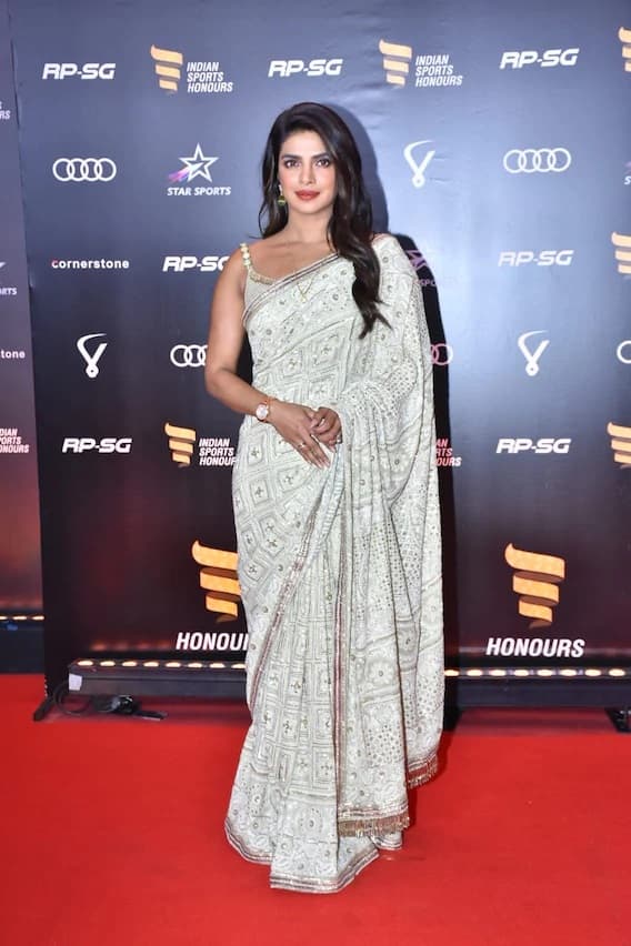 মুম্বইয়ে স্পোর্টস অনার্স অ্যাওয়ার্ডসের মঞ্চে নেমেছিল তারকাদের ঢল। প্রিয়ঙ্কা চোপড়া এখন ভারতে, এসেছিলেন তিনি। 