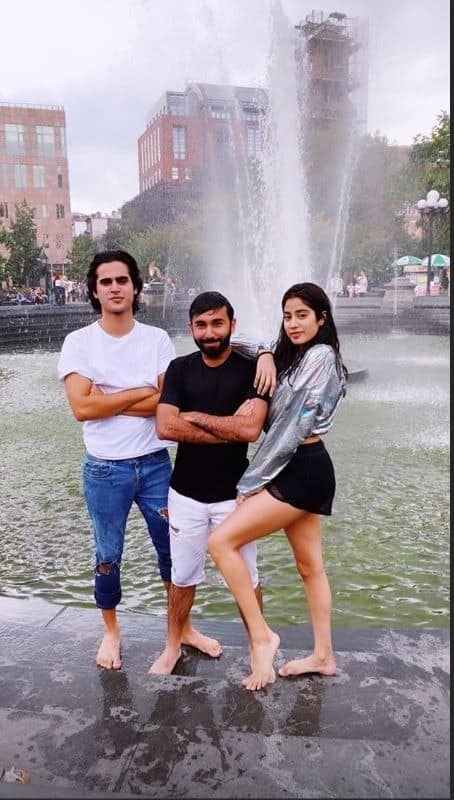 জাহ্নবী ও তাঁর বন্ধুরা।