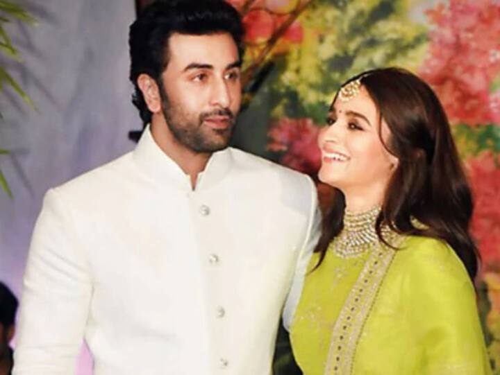 আলিয়া ও রণবীরের সম্পর্কের কথা প্রকাশ্যে এলেও, সোশ্যাল মিডিয়ায় একে অপরের সঙ্গে তোলা ছবি সাধারণ পোস্ট করেন না আলিয়া। তবে রণবীরের জন্মদিনে এর ব্যতিক্রম দেখা গিয়েছে