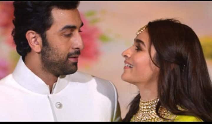 ‘ব্রহ্মাস্ত্র’-তে রণবীর-আলিয়া ছাড়াও অভিনয় করছেন অমিতাভ বচ্চন, ডিম্পল কাপাডিয়া, মৌনী রায়, নাগার্জুন। আগামী বছর ছবিটি মুক্তি পাওয়ার কথা