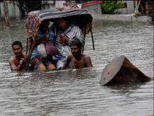 বৃষ্টিতে বেহাল বিহার, জারি রেড অ্যালার্ট, ক্রেনের সাহায্যে উদ্ধার ছাত্রীদের