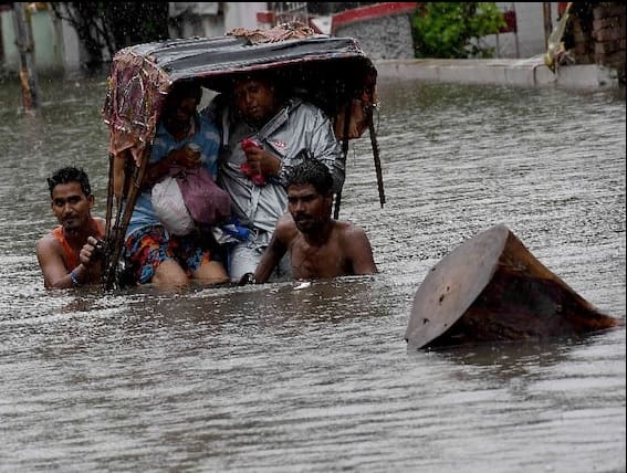 জলমগ্ন হয়ে আছে মন্ত্রী নন্দকিশোর যাদব, রাজীব প্রতাপ রাউডির বাড়ির রাস্তাও। আবহাওয়া দপ্তরের কথা অনুযায়ী আগামীকাল পর্যন্ত এই বৃষ্টির আবহাওয়াই বজায় থাকবে।