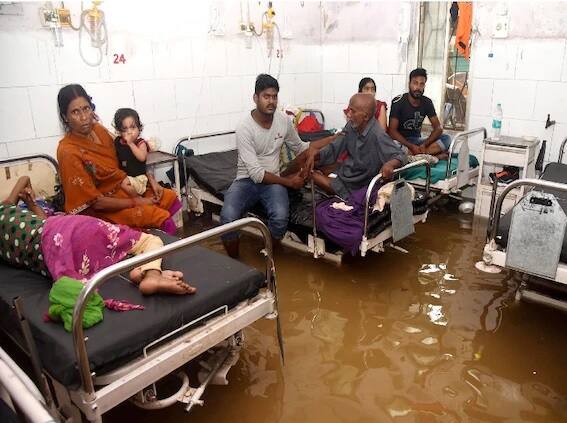 জল ঢুকেছে নালন্দা মেডিক্যাল কলেজ সহ একাধিক হাসপাতালে। এর ফলে ব্যাঘাত ঘটেছে স্বাস্থ্য পরিষেবারও। আগামী ৪৮ ঘন্টা বৃষ্টি মাঝারি থেকে ভারী বৃষ্টির সম্ভবনার কথা জানিয়েছে আবহাওয়া দপ্তর। প্রায় গোটা বিহারের বৃষ্টির জন্য জারি রেড অ্যালার্ট।