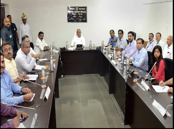 মুখ্যমন্ত্রী নীতিশ কুমার বিশেষ ভিডিও কনফারেন্স করে জানান, খাদ্য ও অন্যান্য সমস্ত সামগ্রীর ব্যবস্থা করছে সরকার। পৌঁছে দেওয়া হবে বিপন্ন মানুষের কাছে। আগামী ৩ অক্টোবরের পর থেকে পরিস্থিতি স্বাভাবিক হওয়ার কথা জানিয়েছে আবহাওয়া দপ্তর।