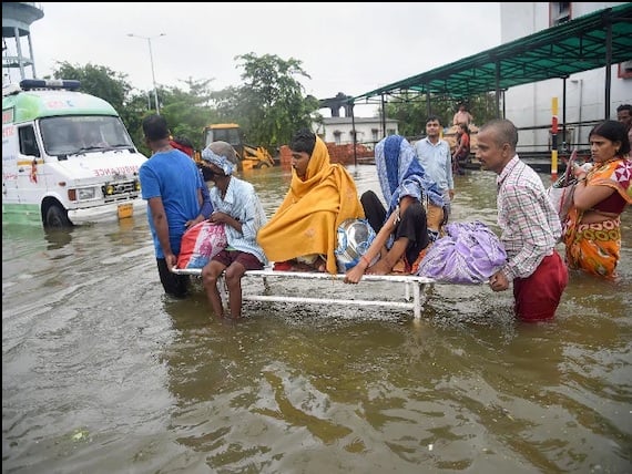 বিপর্যয় মোকাবিলা বাহিনী পৌঁছে যাচ্ছে বিধ্বস্ত মানুষদের উদ্ধার করতে