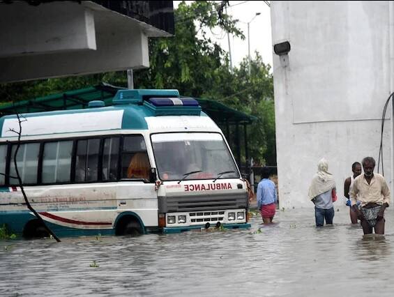 সরকারী তরফে জানানো হয়েছে বিপদ সীমার ওপর দিয়ে বইছে গঙ্গা।
