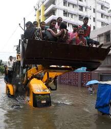 বৃষ্টিতে বেহাল বিহার, জারি রেড অ্যালার্ট, ক্রেনের সাহায্যে উদ্ধার ছাত্রীদের