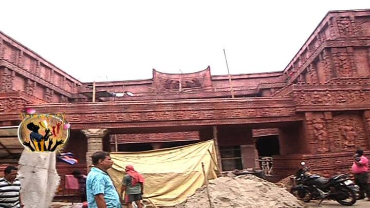 আহিরীটোলা সর্বজনীন- যেন পাথরে গড়া সত্যিকারের এক মন্দির। আহিরীটোলা সর্বজনীনের পুজো মণ্ডপে এসে এমনই মনে হতে পারে দর্শনার্থীদের। মণ্ডপের গায়ের অপূর্ব কাজ আর পাথরের প্রতিমা নজর কাড়বে বলে আশা উদ্যোক্তাদের।