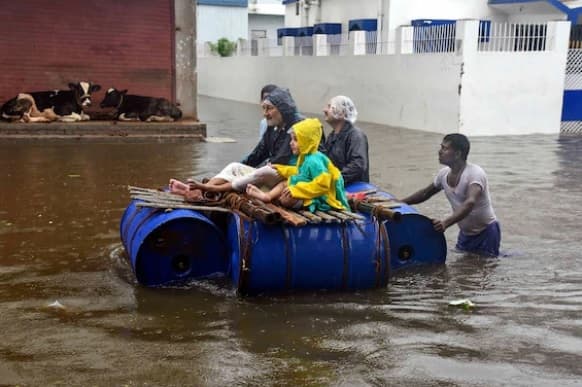 বিহারের রাজধানী পটনায় বৃষ্টির জল ঢুকে গিয়েছে উপমুখ্যমন্ত্রী ও দুই প্রাক্তন মুখ্যমন্ত্রীর বাসভবনেও। সাধারণ মানুষের দুর্দশা সহজেই অনুমেয়। ছবি সৌজন্যে পিটিআই