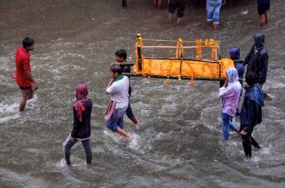 বন্যার ফলে আটকে পড়া লোকজনকে উদ্ধার করা এবং খাবার বিলি করার জন্য বায়ুসেনার দু’টি হেলিকপ্টার চেয়েছে বিহার সরকার। ছবি সৌজন্যে পিটিআই
