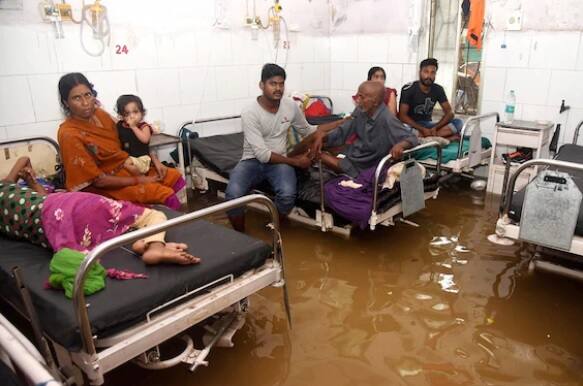 নালন্দা মেডিক্যাল কলেজ সহ বিভিন্ন হাসপাতালে জল ঢুকে গিয়েছে। ফলে রোগী ও তাঁদের পরিজনরা সমস্যায় পড়েছেন। ছবি সৌজন্যে পিটিআই
