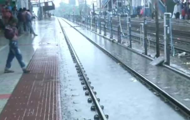 টানা বৃষ্টির ফলে রেললাইনে জল জমে যাওয়ায় ট্রেন চলাচল বিঘ্নিত। বিমানবন্দরে জল জমে যাওয়ায় উড়ানও বিঘ্নিত। রাস্তায় জল জমে যাওয়ায় যান চলাচলেও সমস্যা হচ্ছে। ছবি সৌজন্যে এএনআই