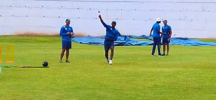 ভারত যে একটি টেস্ট এই স্টেডিয়ামে খেলছিল, সেখানে বিরাট কোহলির দলের প্রথম একাদশে ছিলেন তিন স্পিনার। অশ্বিন, জাডেজা ও যাদব মোট ২৪৫ ওভার হাত ঘুরিয়ে ১৫ উইকেট নিয়েছিলেন। দক্ষিণ আফ্রিকার বিরুদ্ধে টেস্টে চোটের কারণে খেলতে পারবেন না জসপ্রিত বুমরা। তাই এই ম্যাচে ভারত তিন স্পিনার খেলালে অবাক হওয়ার কিছু থাকবে না। 