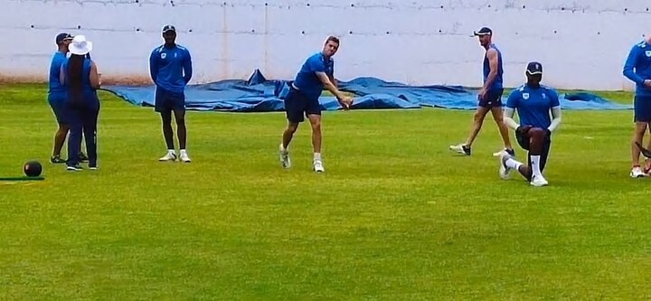 কুলদীপ যাদবকে সামলানোটা প্রোটিয়াদের কাছে বেশ কঠিন কাজ। কারণ, শেষ একদিনের ম্যাচ ও টি ২০ ক্রিকেটে এই চায়নাম্যান বোলারদের সামনে দক্ষিণ আফ্রিকার ব্যাটসম্যানদের সমস্যায় পড়তে দেখা গিয়েছে। বিশাখাপত্তনমে ফরম্যাট হয়ত ভিন্ন, কিন্তু এখানে টার্নিং ট্রাক হওয়ার সম্ভাবনাই বেশি। প্রথম একাদশে থাকলে কুলদীপ দক্ষিণ আফ্রিকার কাছে বিপজ্জনক হয়ে উঠতে পারেন। 