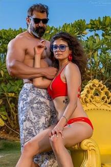 দেখুন স্বামী নবাবের সঙ্গে পূজা বাত্রার ফটোশ্যুট