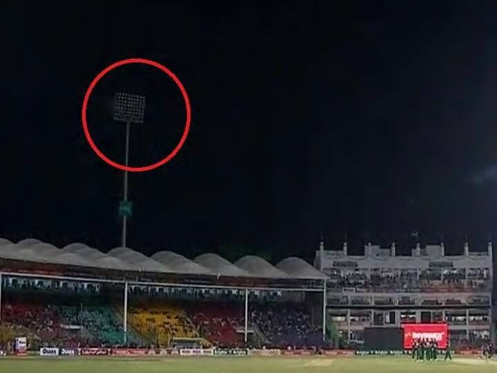 করাচিতে পাকিস্তান বনাম শ্রীলঙ্কা ম্যাচ চলাকালে বারংবার বিদ্যুত্ বিপর্যয় নিয়ে সোশ্যাল মিডিয়ায় তুমুল কটাক্ষ City of lights Pakistan trolled for power failure during crickets return to Karachi করাচিতে পাকিস্তান বনাম শ্রীলঙ্কা ম্যাচ চলাকালে বারংবার বিদ্যুত্ বিপর্যয় নিয়ে সোশ্যাল মিডিয়ায় তুমুল কটাক্ষ