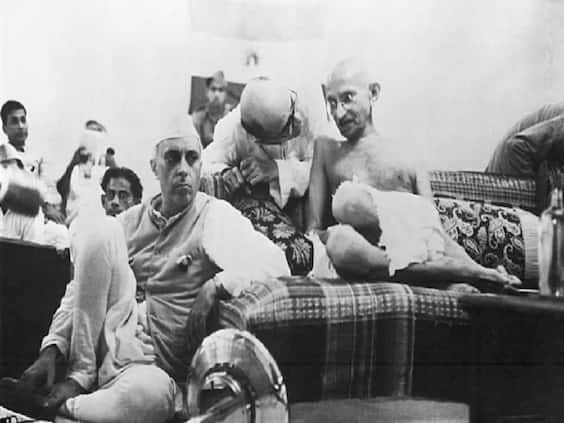 নেহরু ও মহাদেব দেশাইয়ের সঙ্গে গাঁধী। ফাইল ছবি/গেটি