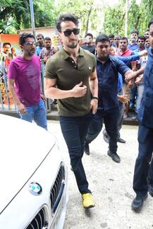 ওয়্যার কেমন লেগেছে? দর্শক মত জানতে সিনেমা হলে হৃতিক-টাইগার