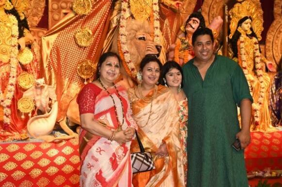 অভিনেত্রী কাজল, তাঁর মা তনুজা, বোন তানিশা, তুতো বোন সর্বাণী মুখোপাধ্যায়, তুতো ভাই সম্রাট মুখোপাধ্যায় সহ পরিবারের অন্যান্য সদস্যরা হাজির হন এই পুজোয়। ছবি মানব মঙ্গলানী