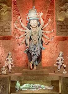 এক ঝলকে: সাবেকিয়ানা থেকে থিম-কলকাতার ভিন্ন রূপের দেবী-দর্শন...