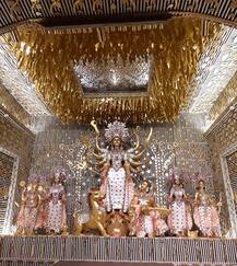 এক ঝলকে: সাবেকিয়ানা থেকে থিম-কলকাতার ভিন্ন রূপের দেবী-দর্শন...