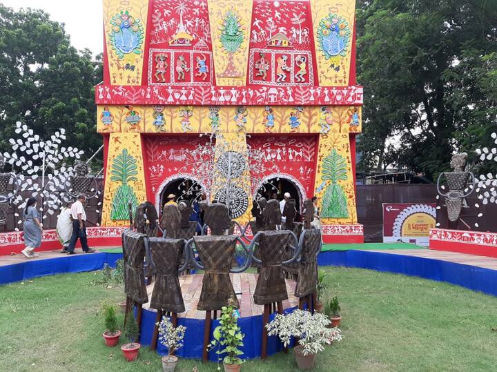 ওরলি উপজাতির মানুষের আঁকা চিত্র ‘ওরলি পেইন্টিং’ নামে পরিচিত। এই উপজাতির লোকজন প্রকৃতির ভারসাম্য রক্ষায় বিশেষ যত্নশীল