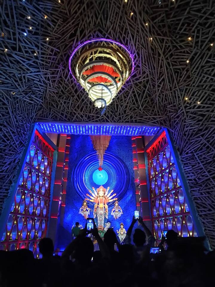 দেখছেন বাদামতলা আষাঢ় সঙ্ঘের পুজো