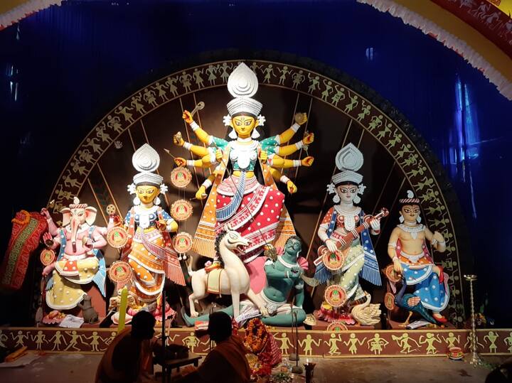 সল্টলেক এ জে ব্লকের পুজোয় মহারাষ্ট্র-গুজরাত সীমান্তে বসবাসকারী ওরলি উপজাতির জীবনযাত্রা ফুটিয়ে তোলা হয়েছে