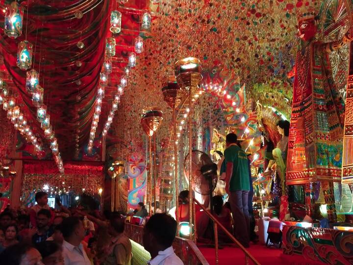 মুদিয়ালিও কলকাতার অন্যতম জনপ্রিয় দুর্গাপুজো। এবারের মণ্ডপও দর্শকদের নজর কেড়ে নিচ্ছে