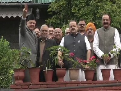 2 months on, NC delegation meets Farooq, Omar Abdullah in Srinagar, asks release of detained political leaders ২ মাস পর শ্রীনগরে ফারুক, ওমরের সঙ্গে সাক্ষাত্ এনসি প্রতিনিধিদলের, রাজনৈতিক প্রক্রিয়া শুরু করতে হলে মূল স্রোতের নেতাদের মুক্তি চাই, দাবি