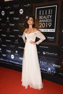 এলি বিউটি অ্যাওয়ার্ডস ২০১৯-এ সাদা পোশাকে গ্ল্যামারাস অনুষ্কা শর্মা
