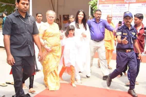মুম্বইয়ের একটি মণ্ডপে মেয়ে আরাধ্যা ও মা বৃন্দা রাইয়ের সঙ্গে এলেন ঐশ্বর্য। (ছবি-মানব মঙ্গলানি)