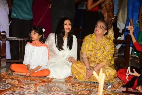 মণ্ডপে একসঙ্গে ঐশ্বর্য, আরাধ্যা ও বৃন্দা রাই। (ছবি-মানব মঙ্গলানি)