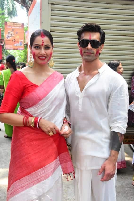 মুম্বইয়ের একটি মণ্ডপে বিপাশা ও তাঁর স্বামী করণ সিংহ গ্রোভার। (ছবি-মানব মঙ্গলানি)