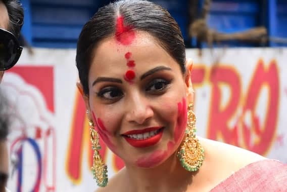 চিরাচরিত লুকে দেখা গেল বিপাশাকে। লাল পাড়-সাদা শাড়িতে বিপাশার মুখে ছিল সিঁদুর মাখা। (ছবি-মানব মঙ্গলানি)