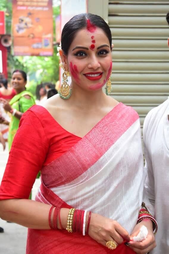 বিপাশা ও করণকে আগামী আদত সিনেমায় একসঙ্গে দেখা যাবে। এই সিনেমার মাধ্যমেই চার বছর পর বড়পর্দায় ফিরছেন বিপাশা। অ্যালোন সিনেমায় তাঁকে শেষবার করণ সিংহ গ্রোভারের বিপরীতে দেখা গিয়েছিল। (ছবি-মানব মঙ্গলানি)