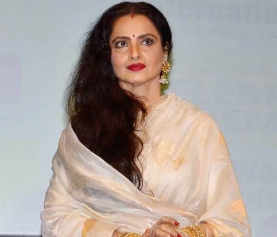 সমসাময়িকরা বৃদ্ধ হয়েছেন। তাঁর এক সময়ের উত্তাল প্রেমিক অমিতাভ বচ্চন এখন ঠাকুরদার চরিত্রও করেন। কিন্তু বয়স বাড়েনি রেখার। এখনও তাঁর সৌন্দর্য হতবাক করে দেয়। 