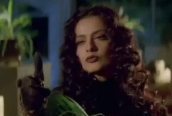 দক্ষিণী কিছু ছবিতে অভিনয়ের পর রেখা চলে যান তৎকালীন বম্বেতে। শ্যামলা রং ও ভাঙা হিন্দির কারণে তাঁকে যথেষ্ট সমস্যার মুখোমুখি হতে হয়। কিন্তু সুপারহিট হয় তাঁর প্রথম হিন্দি ছবি শাওন ভাদো (১৯৭০)। 