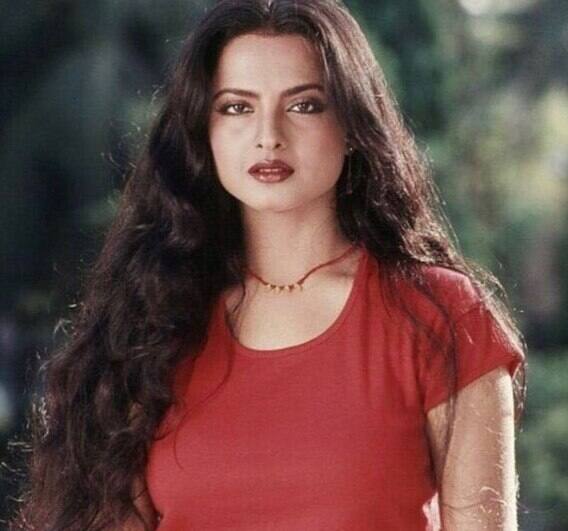 এখন রেখা একা। তবে তিনি বলেছেন, একা থাকার অর্থ সব সময় একাকীত্ব নয়। একা থাকলে আমরা নিজের হিসেবে, নিজের জন্য বাঁচতে পারি।