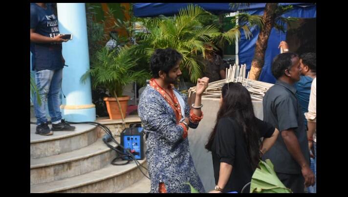 চরিত্র বুঝে নেওয়ার ফাঁকে।