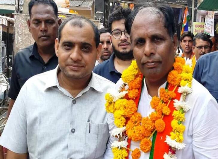 Haryana BJP candidate Jagdish Palwal seeks vote with shoe on his head জুতো মাথায় নিয়ে ভোটের প্রচারে হরিয়ানার বিজেপি প্রার্থী