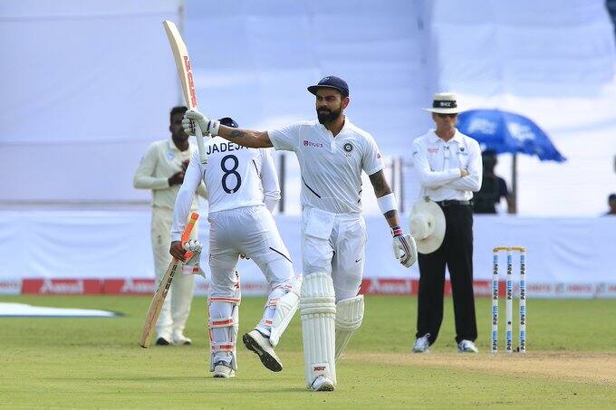 ব্র্যাডম্যানের পাশাপাশি টেস্টে মোট রানের নিরিখে স্টিভ স্মিথ ও সনৎ জয়সূর্য (৬৯৭৩), লেন হাটন (৬৯৭১), দিলীপ বেঙ্গসরকর (৬৮৬৮), কেন ব্যারিংটন (৬৮০৬) ও রস টেলরকে (৬৮৩৯) ছাপিয়ে গেলেন বিরাট।