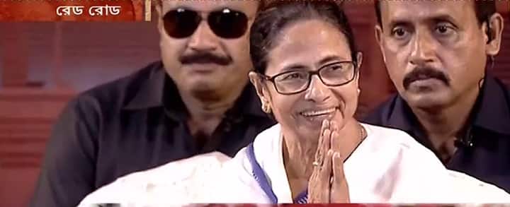 মুখ্যমন্ত্রী মমতা বন্দ্যোপাধ্যায়ের পাশাপাশি রয়েছেন রাজ্যপাল জগদীপ ধনকড়