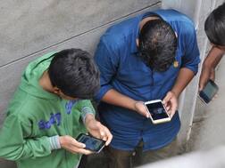 গ্যাজেট থেকেও কি করোনা ভাইরাস ছড়িয়ে পড়তে পারে? বাঁচবার উপায় কী?