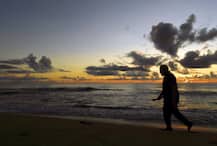 ছবিতে দেখুন, মামাল্লাপুরমের সৈকতে প্রধানমন্ত্রী, পরিষ্কার করলেন সমুদ্রপাড়