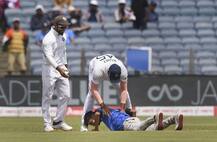 মাঠে ঢুকে পা ছুঁতে গেল ভক্ত, ভারসাম্য হারিয়ে পড়েই গেলেন রোহিত, নিরাপত্তা ব্যবস্থা নিয়ে ক্ষিপ্ত গাওস্কর