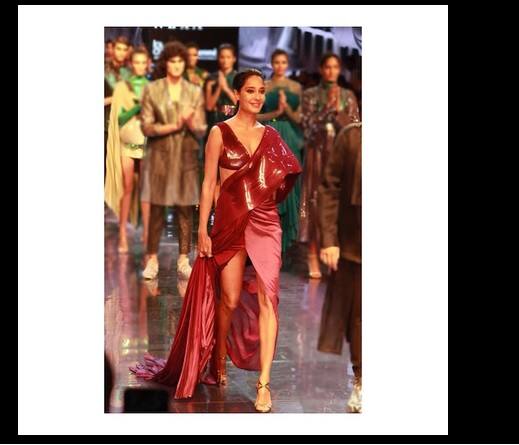 দেখুন, বেবি বাম্প নিয়ে ল্যাকমে ফ্যাশন উইকের মঞ্চে অভিনেত্রী। 